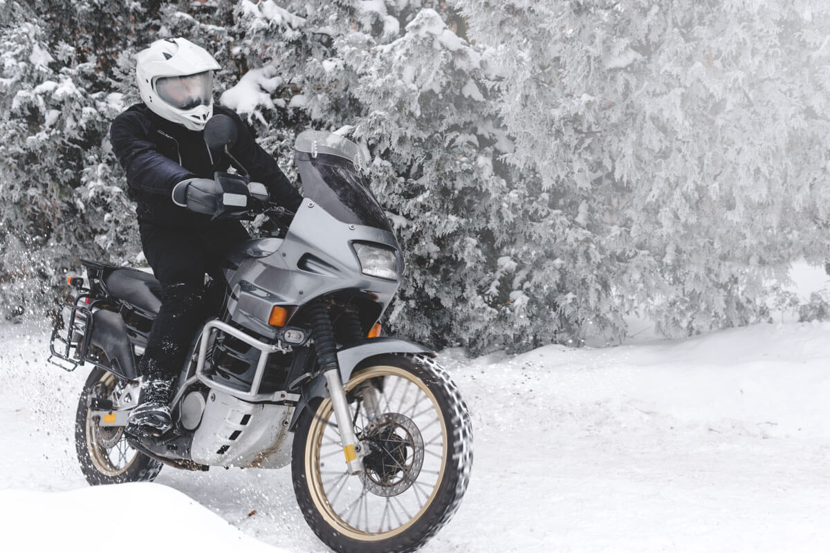 adventure-motorcycle-riding in snow