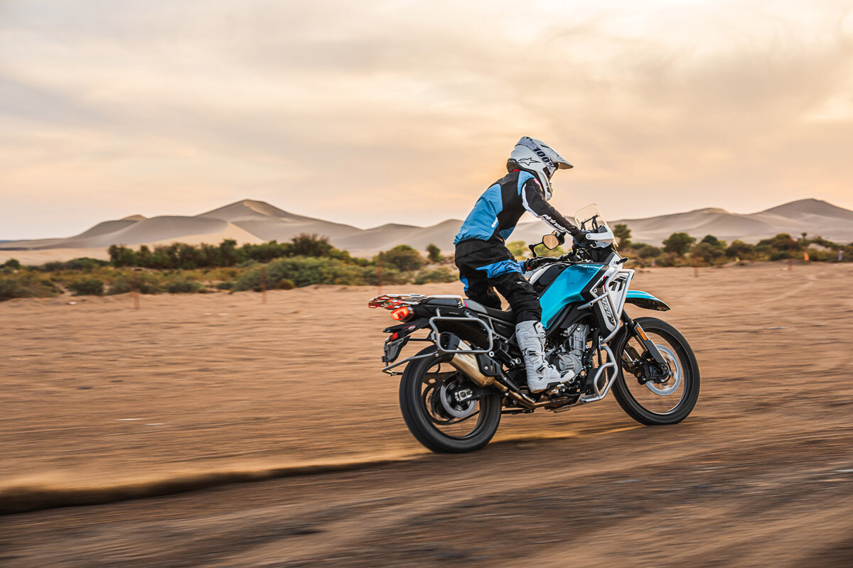 cfmoto-450-in-action-with-dunes-in-the-background