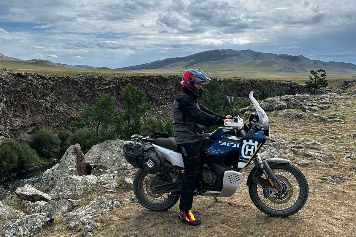 customer-enjoying-the-views-in-mongolia