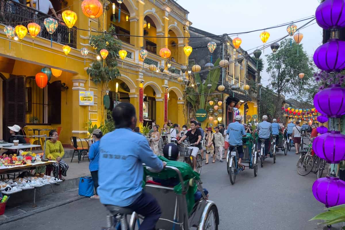 hoi-an-center-with-lanterns