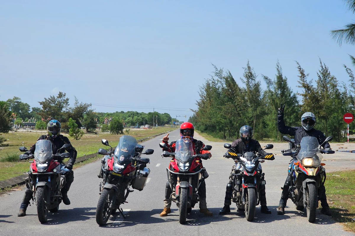 happy-riders-vietnam-pavement-motorcycle