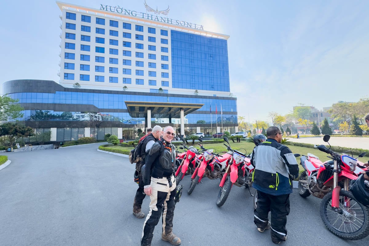 riders-in-front-of-hotel-vietnam-dermot